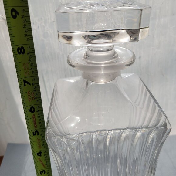 Elegant Crystal Glass Decanter With Stopper For Whiskey Or Wine Storage - Picture 5 of 10